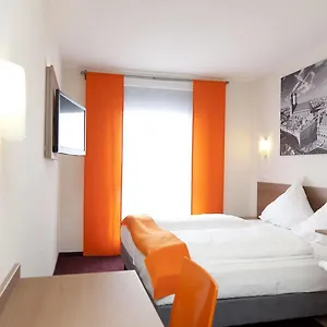 Отель Mcdreams Muenchen - Messe
